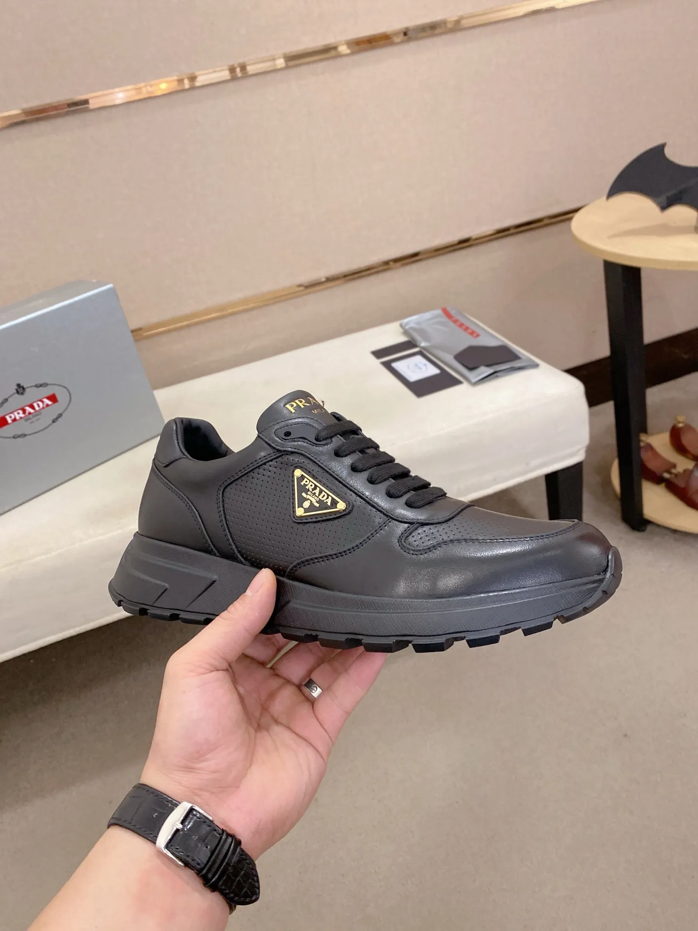Men's shoes 💰 580💰 ✔️✔️✔️High-quality new PRADA counters are launched at the same time. The new men's shoes and 😘fabrics are selected from imported first-layer cowhide and are made by pure handcrafts. Lining: Full cowhide lining. 👍🏿 High-end ☄️ air-cushion molded anti-slip rubber outsole, exquisite lines, simple and elegant, comfortable and high-end for leisure travel. Code number: 38 to 44 (45 can be customized and cannot be returned or exchanged)
